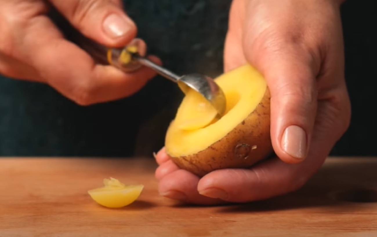 Фаршированный картофель с сырным соусом: рецепт вкусного ужина для гурманов